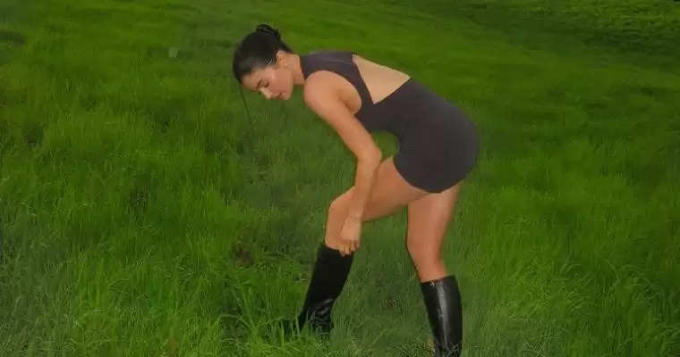 Kylie Jenner ने करवाया हरे भरे खेतों मे बोल्ड फोटोशूट