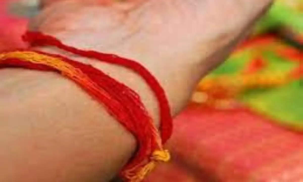 Raksha Sutra Benefits: हाथ में कलावा बंधवाते समय रखें इन बातों का ध्यान