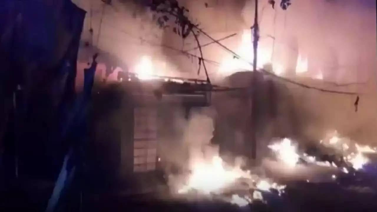 Sarojini Nagar Market मे लगी भीषण आग, कई दुकानें और स्टाल जलकर खाक, करोड़ों का नुकसान
